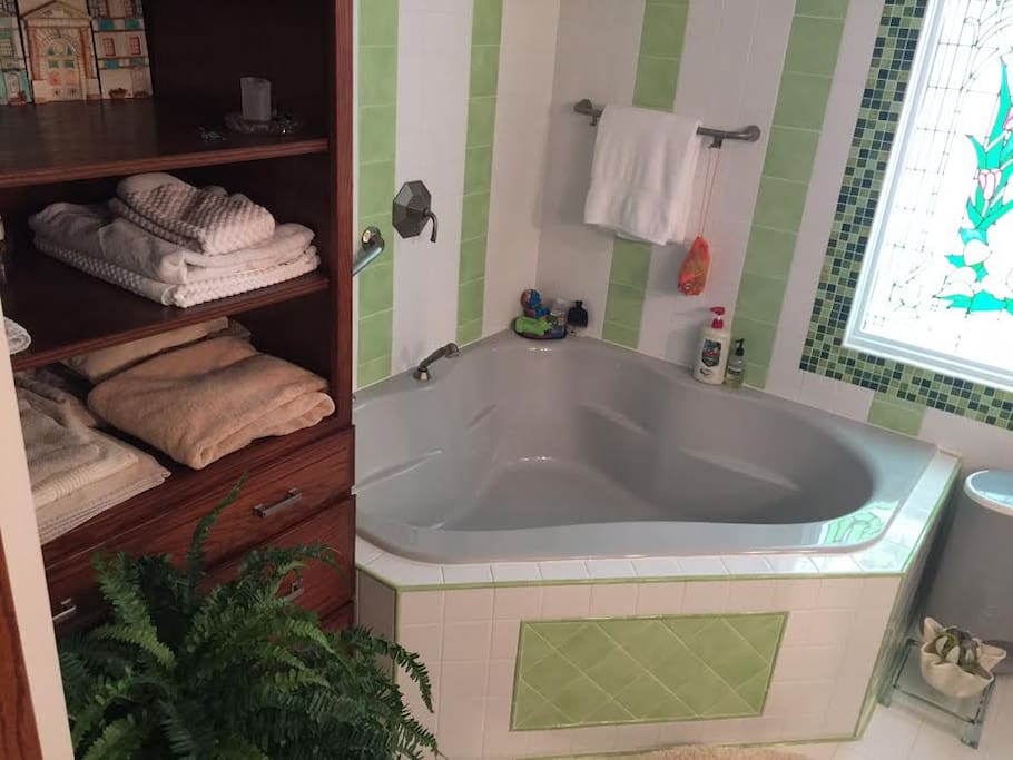 Large and deep tub main floor bath