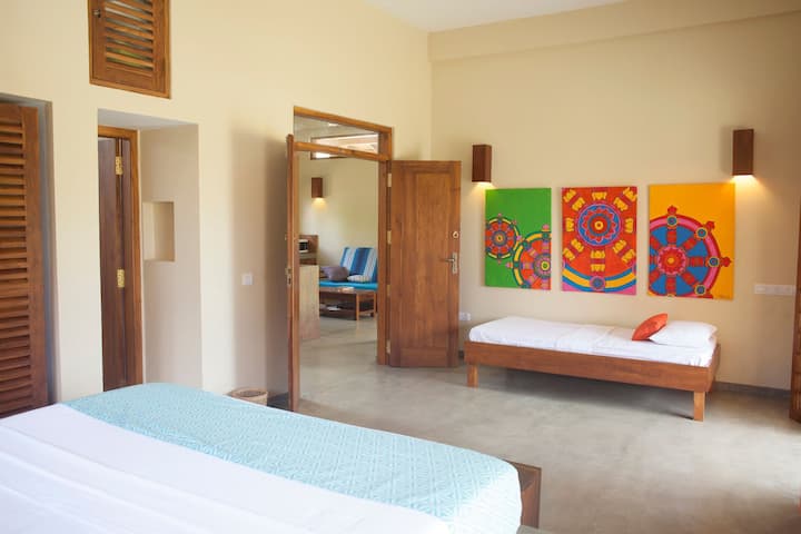 Оранжева стая във вилата - едно голямо двойно легло плюс едно единично