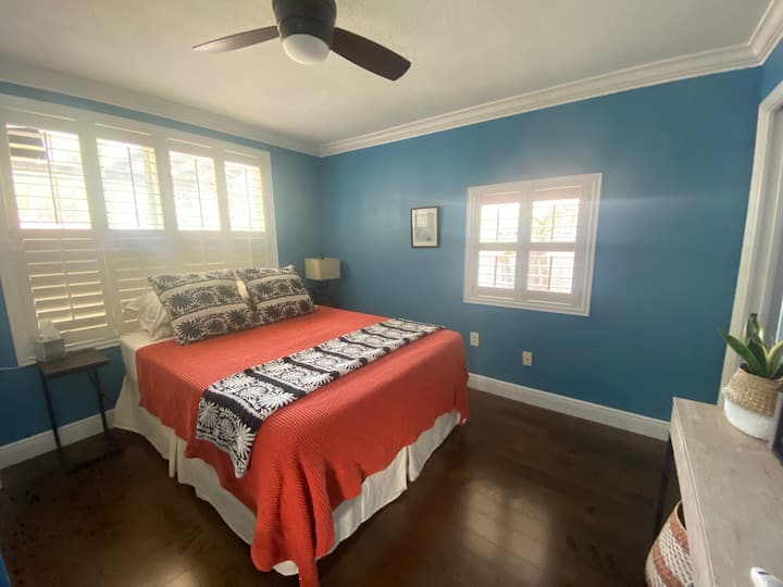 Dormitorio delantero: cama tamaño queen y baño con ducha completa