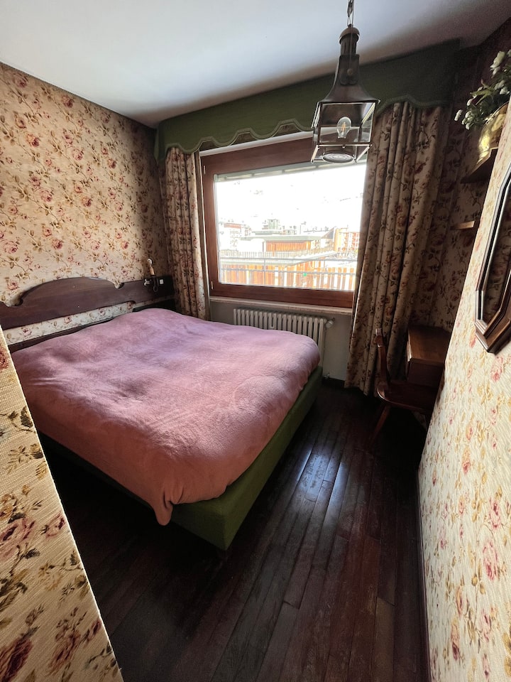 Двойна спалня с прилежаща самостоятелна баня (голяма баня на снимките)