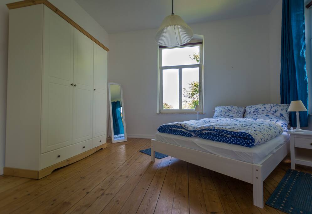 Schlafzimmer (Bett 140x200)