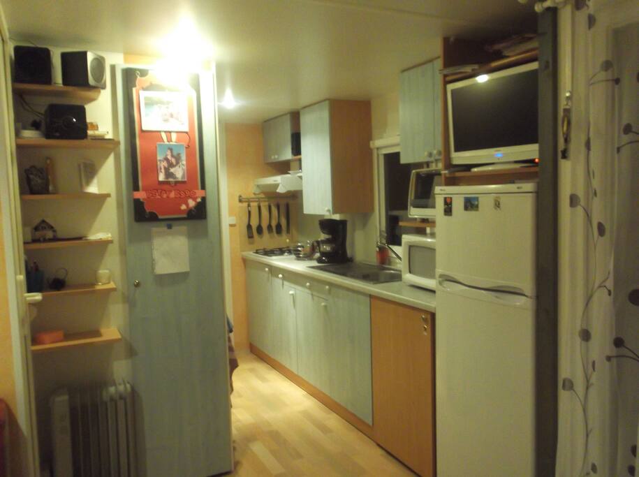 Cuisine équipé , four , micro-ondes frigidaire avec congélateur , plaque gaz , hotte , évier , chauffe eau gaz , télévision
