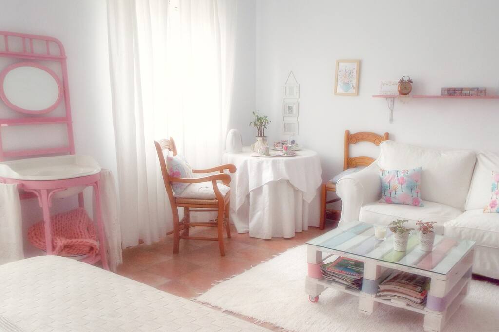 GUEST ROOM. BRIGHT AND AIRY.