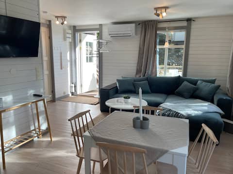 Popular Airbnb listing: Cozy cabin, neighbour to lake & national park in Tyresö
