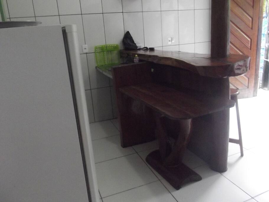 pia com mesa de apoio .