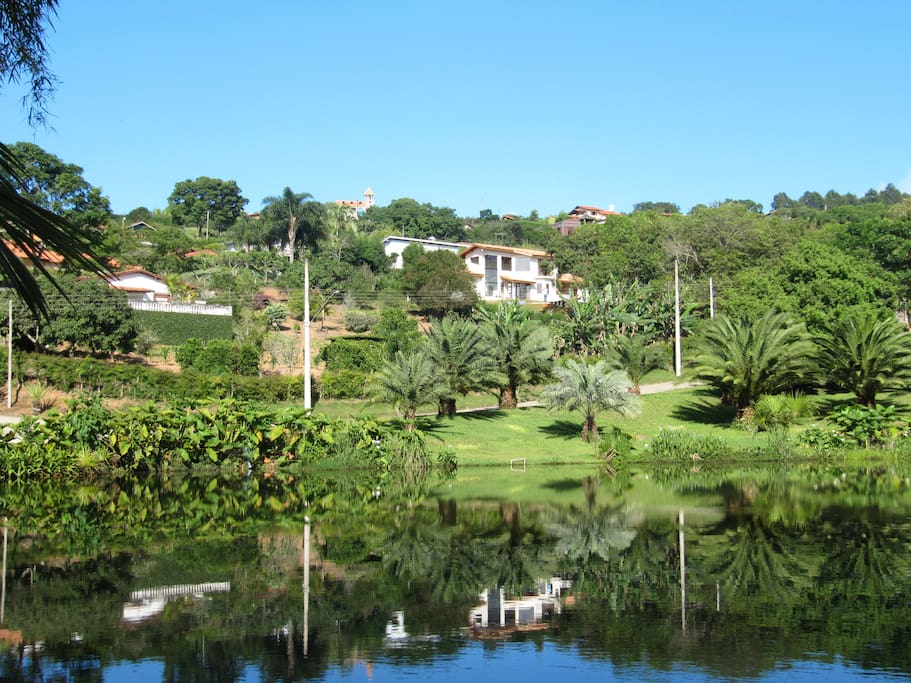 A residência vista do lado oposto ao lago localizado em frente à propriedade (que também é facilmente avistado do mezanino e sala de estar)