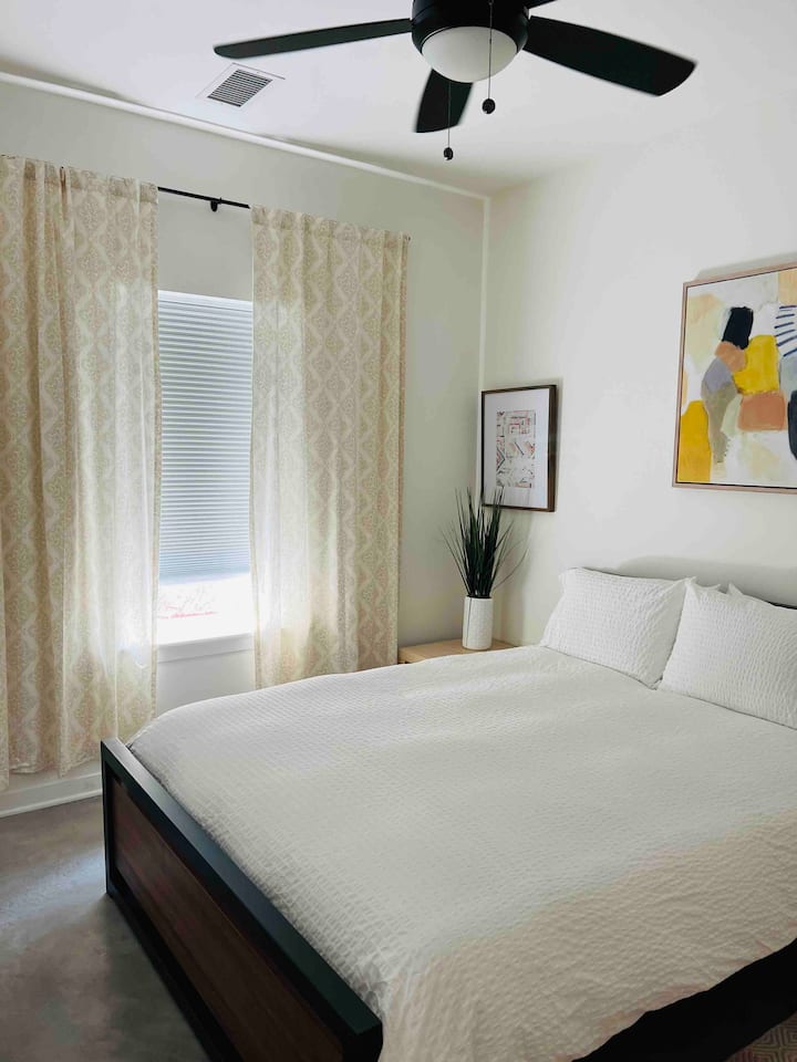 חדר שינה קווין עם תריסי האפלה 