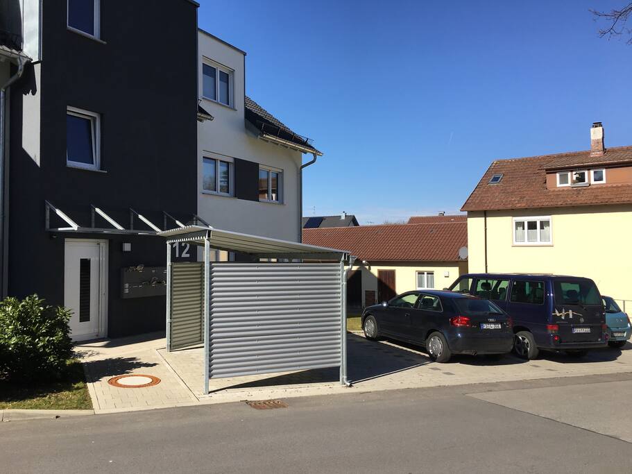 Eingang mit Gäste Parkplatz