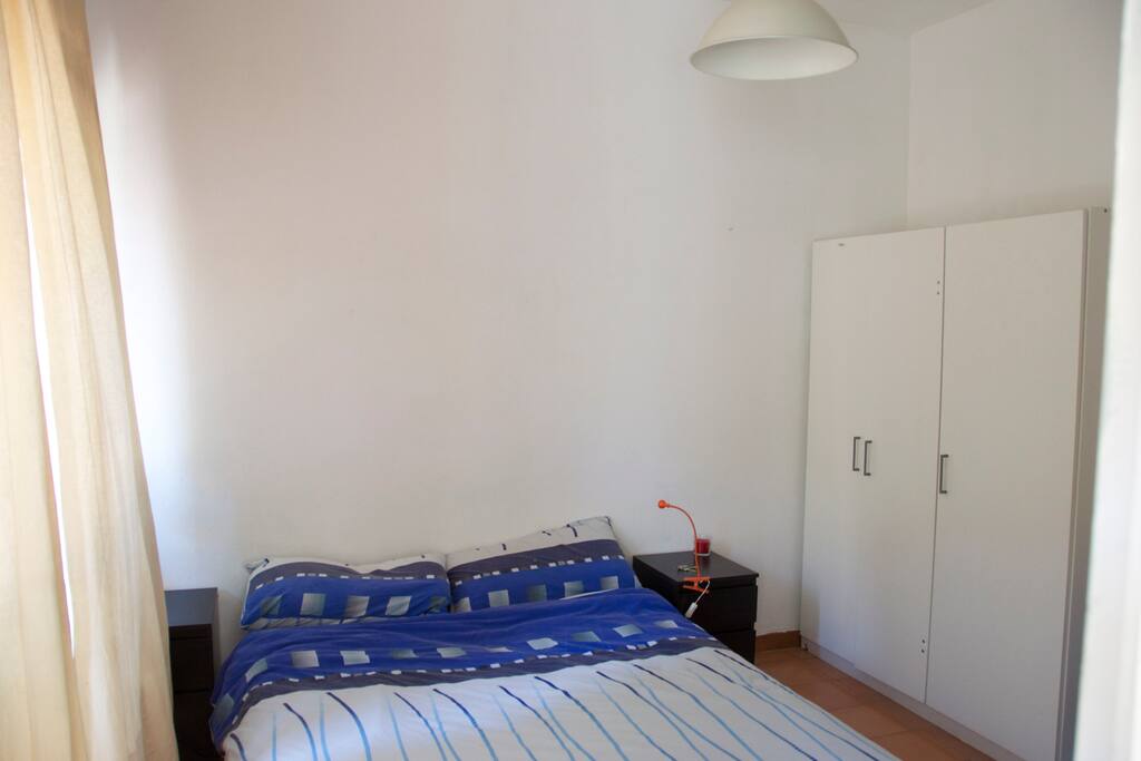 Habitación grande con buen espacio. Y muy luminosa.