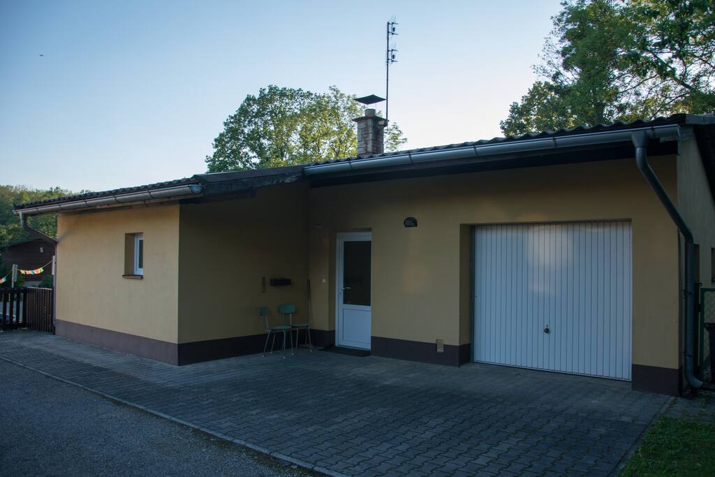 Pohled na hlavní vchod s možností parkování před garáží