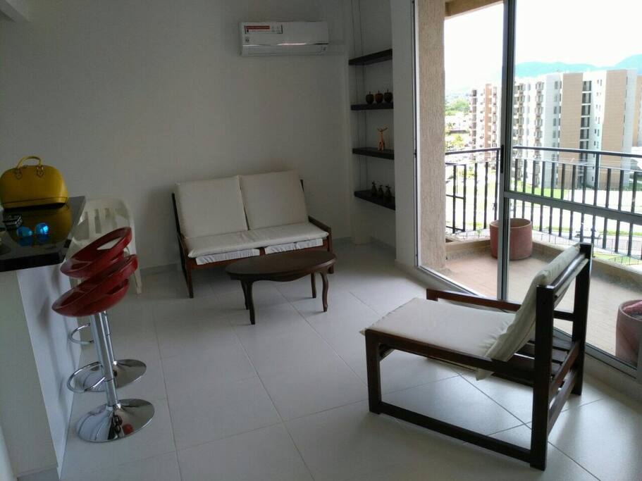Sala con balcon, excelente vista, vista panorámica, hacia las piscinas
