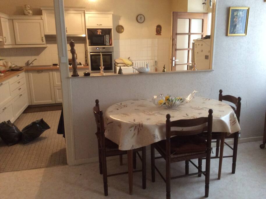 salle à manger donnant sur la cuisine