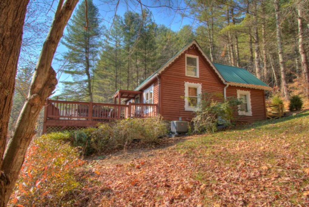 Cottage side view. Large deck overlooks Covered Bridge and river.