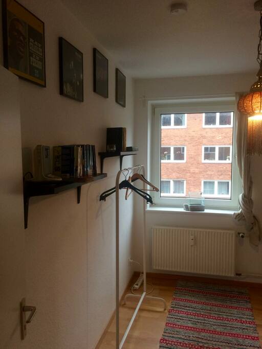 Kleiderständer, Regale, Bilder, Fenster.
