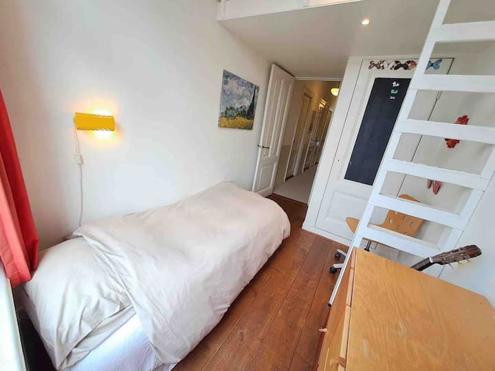 Kleinere slaapkamer met uitzicht op de rivier, met een eenpersoonsbed