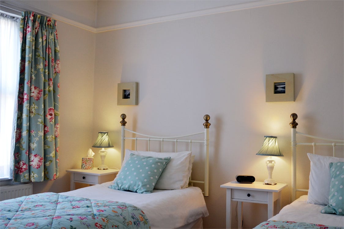 El segundo dormitorio tiene 2 camas individuales, lo que hace que la cabaña sea ideal para unas vacaciones familiares o un pequeño grupo de amigos.