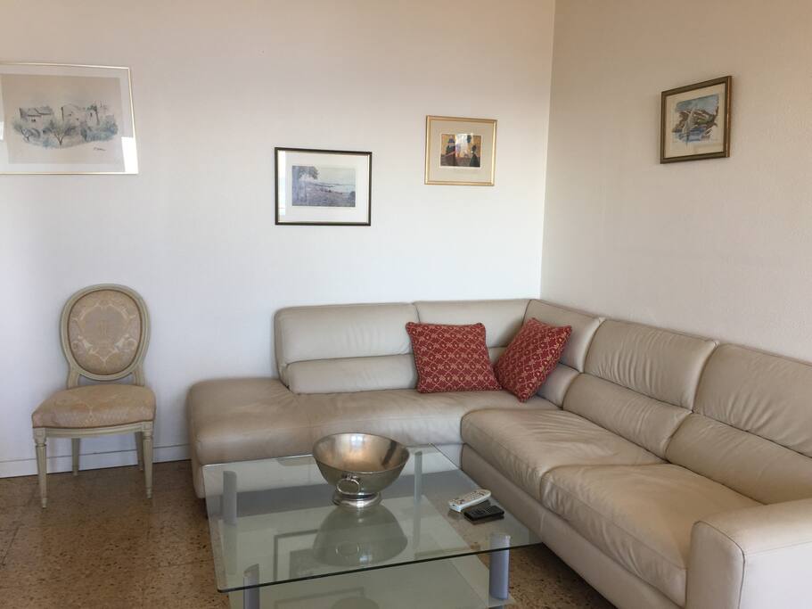 Salon avec télévision et vue mer