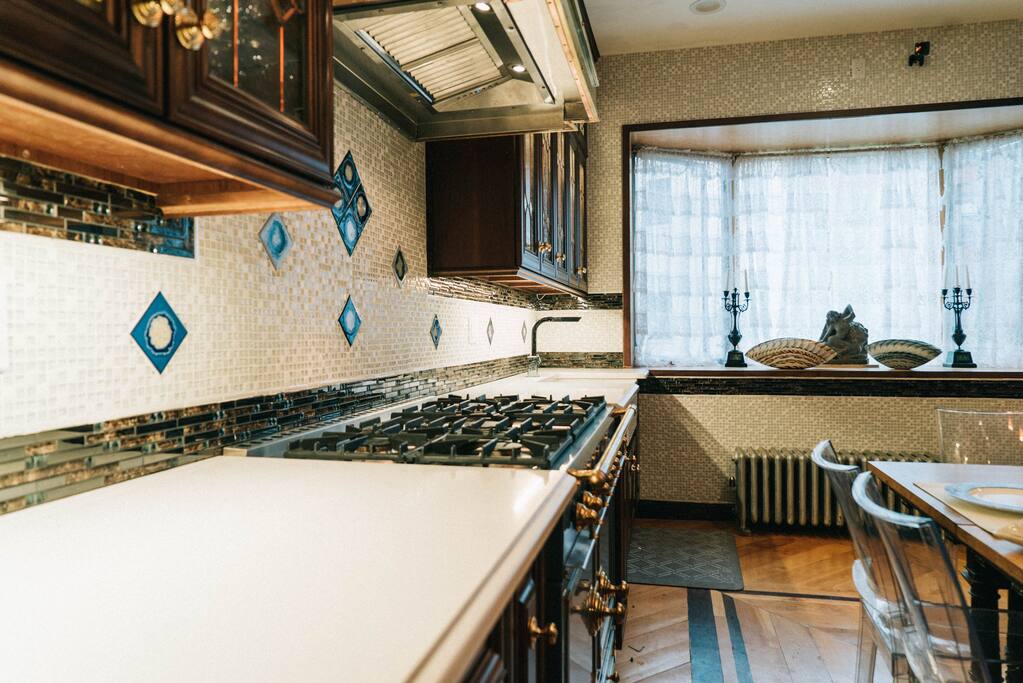 share the kitchen with host and cook your own or store in a refrigerator provided. Unlimited spring water in bottles, filtered water , cappuccino, Latte Coffee, Tea and healthy hot steamer for your foods.