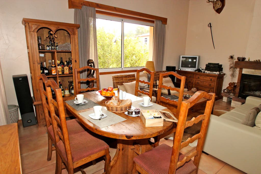 Casa Joana T3: Sala de estar com vista para exteriores.