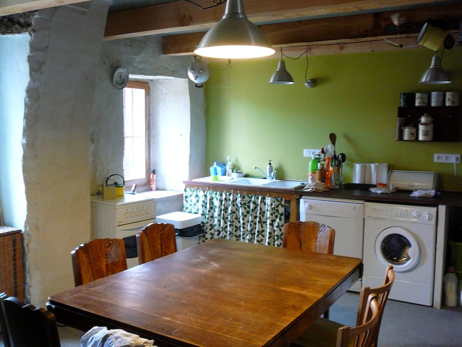 Cuisine salle à manger, machines à laver le linge et la vaisselle, cuisinière au gaz.