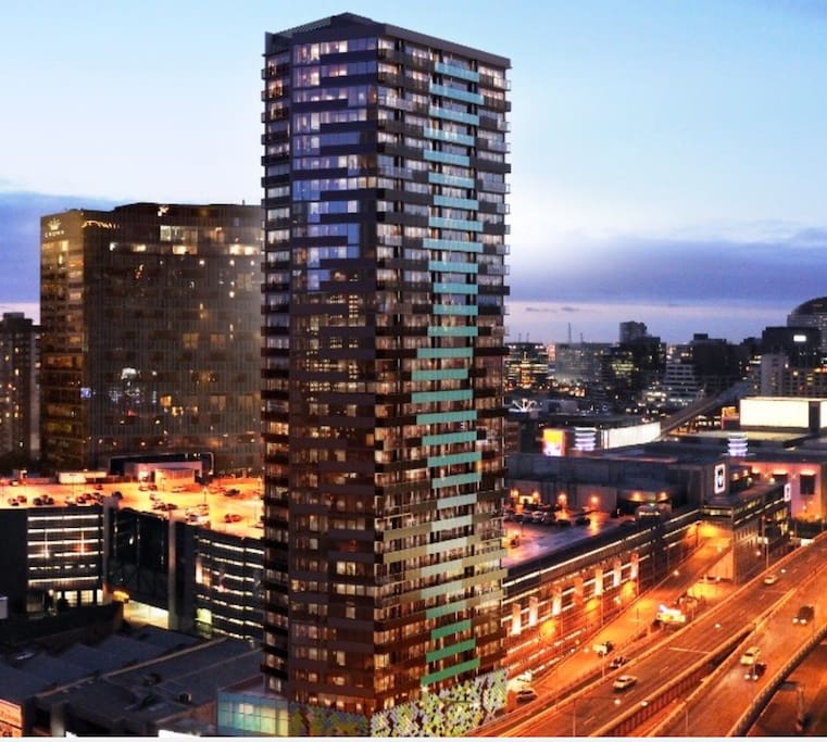 "Awesome location with a very modern and spacious apartment" - Annemarie January 2017