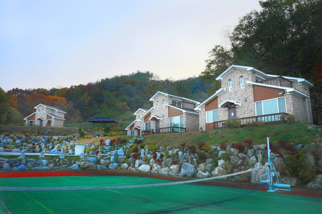 Foot Volleyvall Court: 족구장,농구 골대 구비