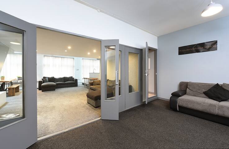 Penthouse warehouse Slps 18 (61) Mcr City Centre gallery image 3