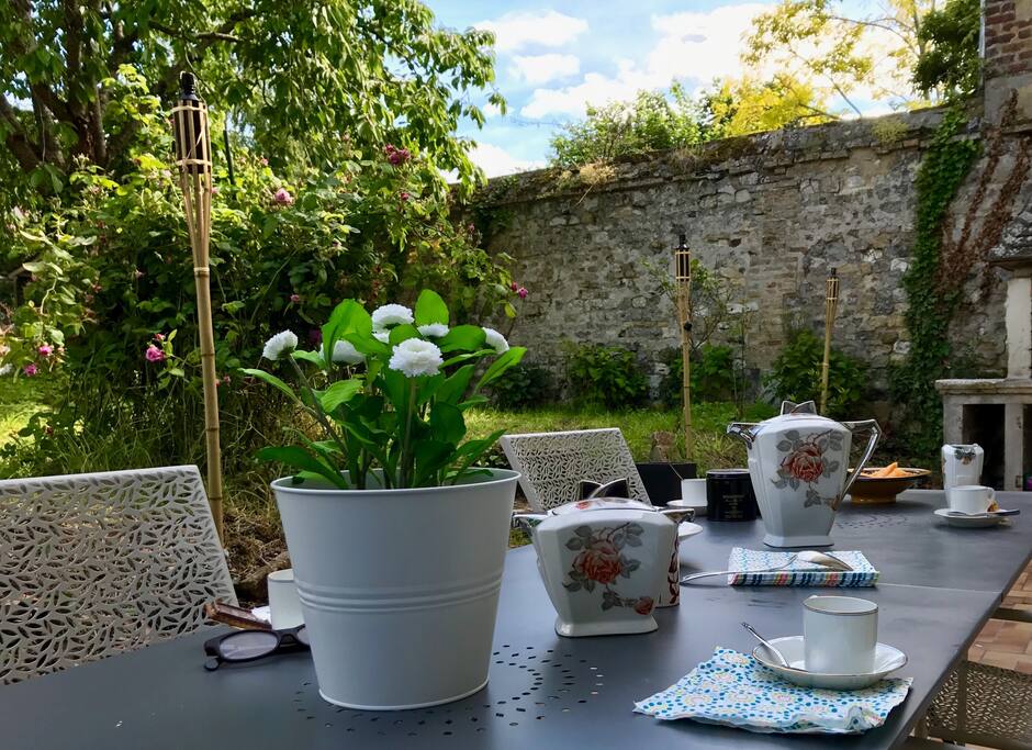 Petite pause en terrasse sur le jardin