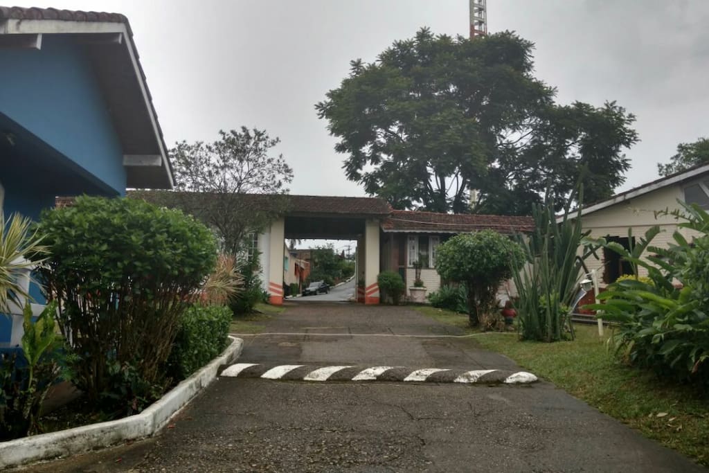 A entrada do condomínio.