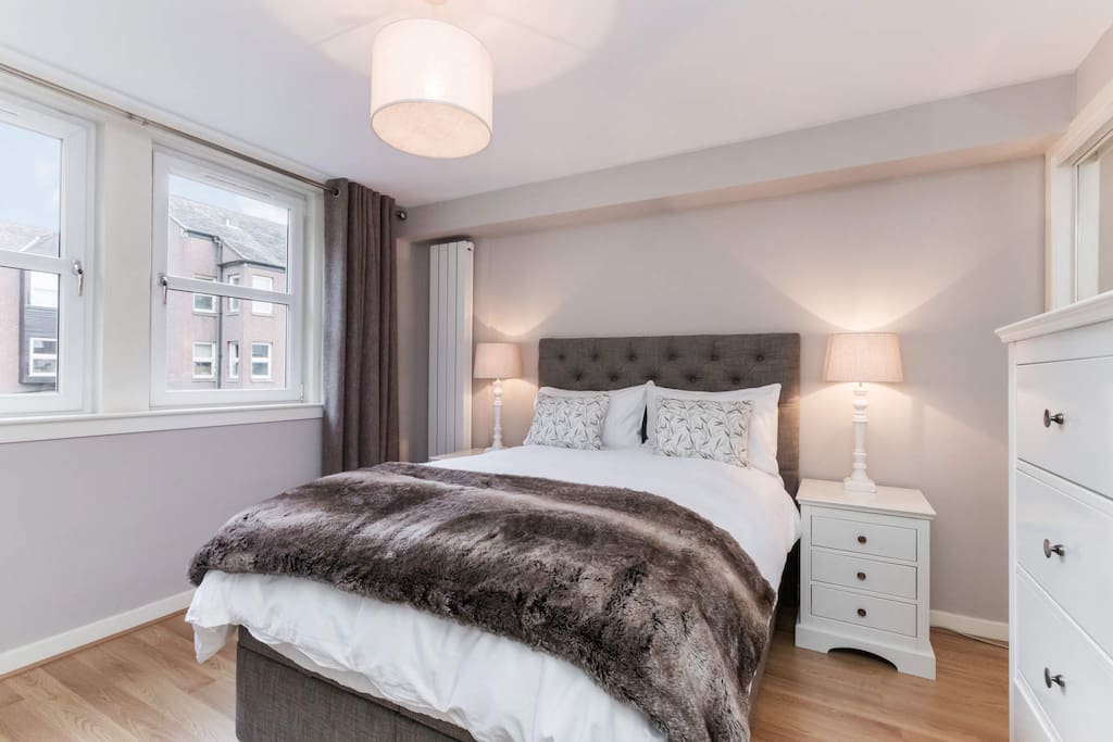 Cosy bed, crisp sheets, comfortable mattress.