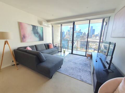 Luxe Waterfront Retreat. Stunning Marvel Views!