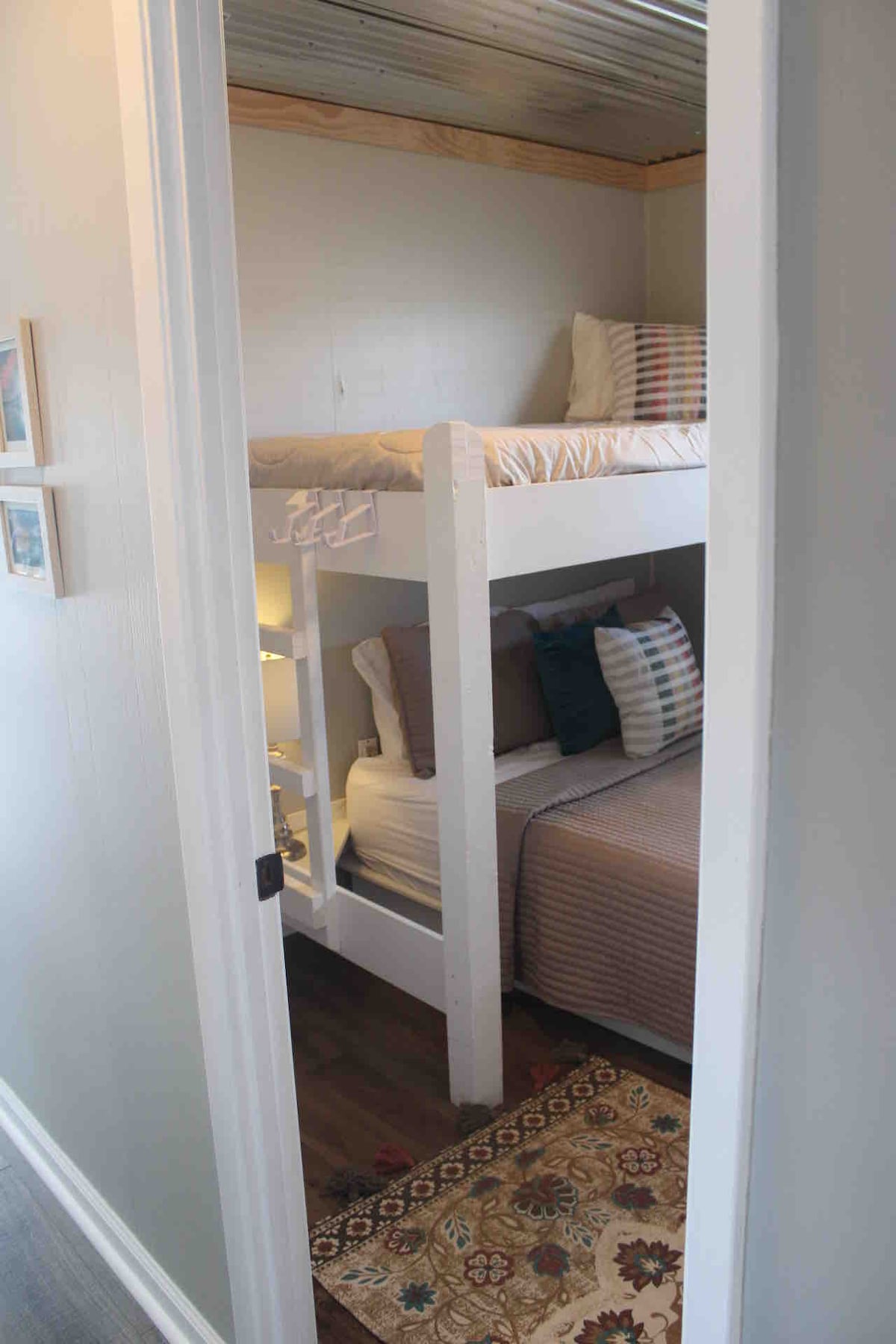 Druhá spálňa. Manželská posteľ s oddelenými posteľami hore.