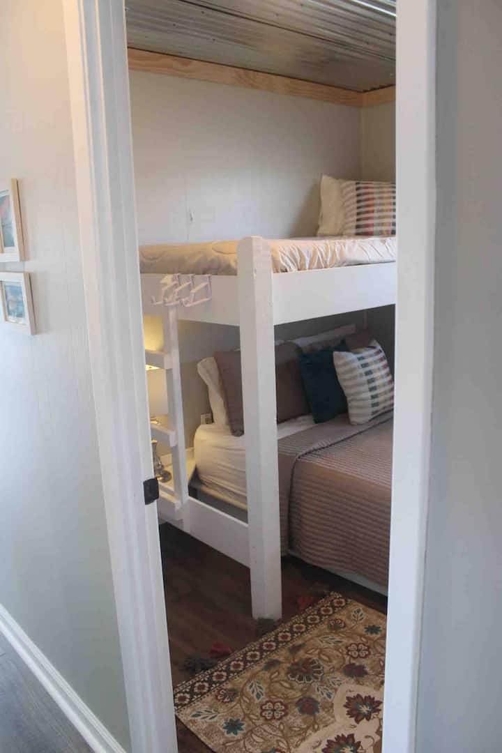 მე-2 საძინებელი. Queen საწოლი, რომლის ზემოთ ორადგილიანი საწოლია.