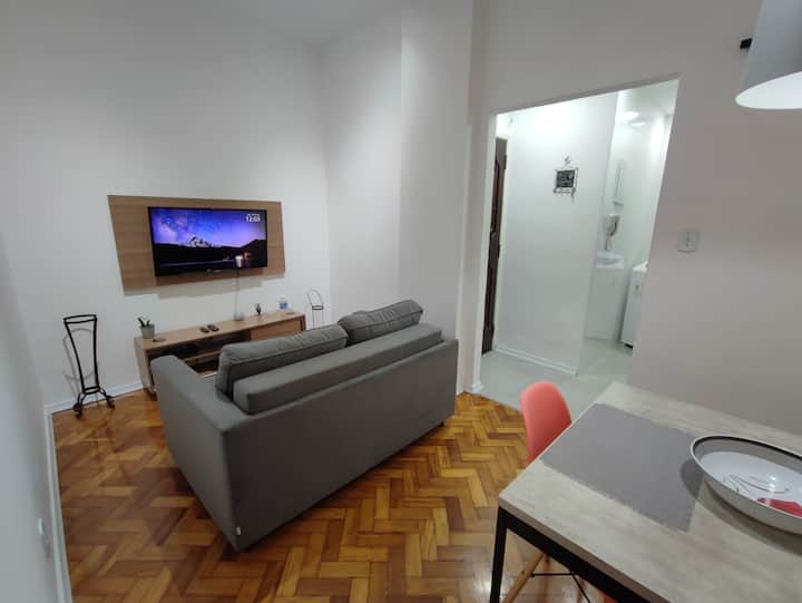 סלון עם ספה נפתחת וטלוויזיה 40.