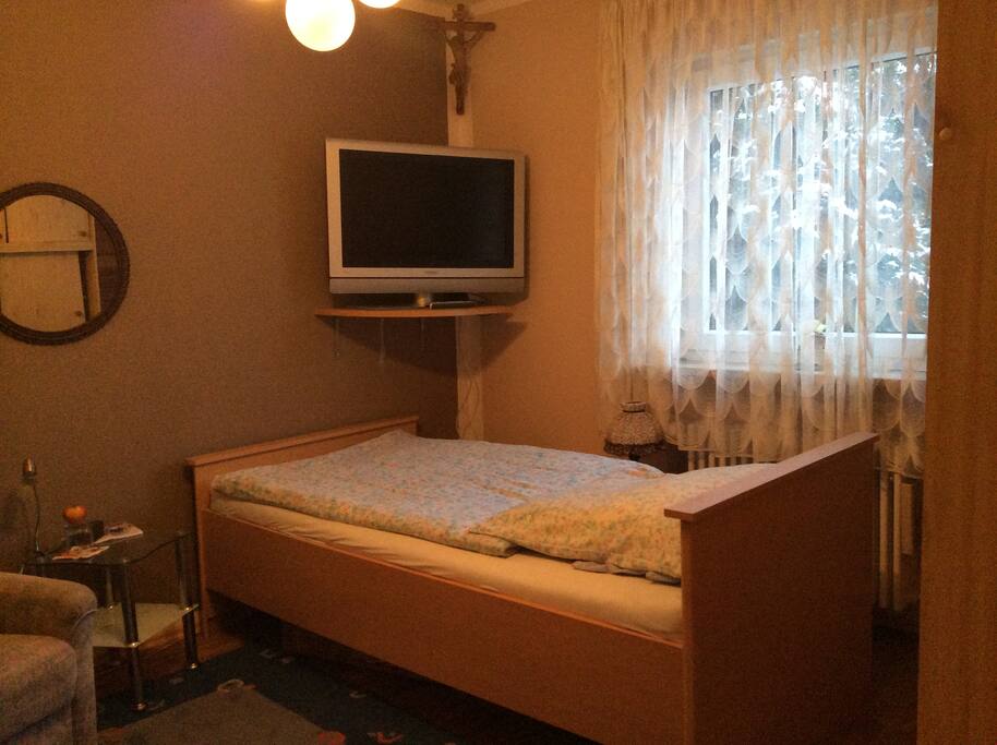 Gemütlich vom Bett aus am Abend fernsehen