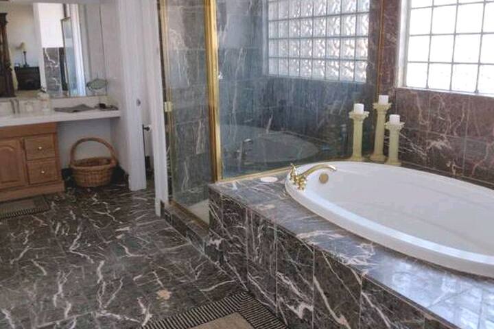 Peaceful, spacious 5 bedroom vacation home gallery image 2