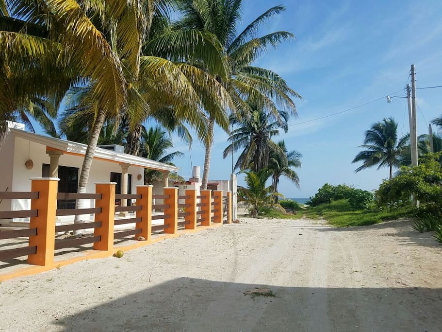 calle lateral para caminar y llegar al mar! ya estas a unos pasos del agua mas linda y fresca de todo YUcatan!