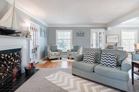 Cozy Blue House on the Shores of Lake Erie