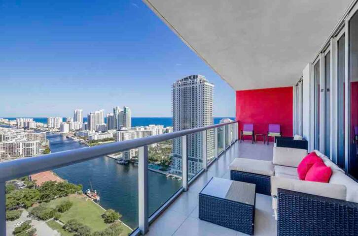 Stunning waterfront Penthouse Suite 2BD/2BA gallery image 2