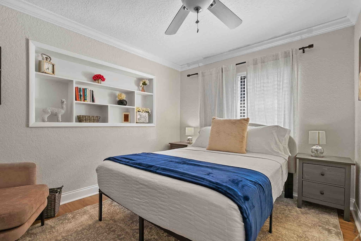 ห้องนอนผู้เข้าพัก 2 พร้อมทีวีขนาดใหญ่ (ไม่แสดงทีวี) 