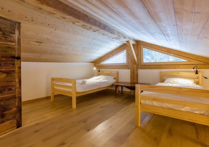 מיטות זוגיות בקומת הביניים. 