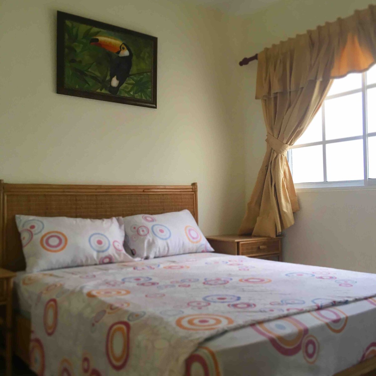 Chumba cha kulala kilicho na kitanda cha ukubwa wa malkia na feni za dari 