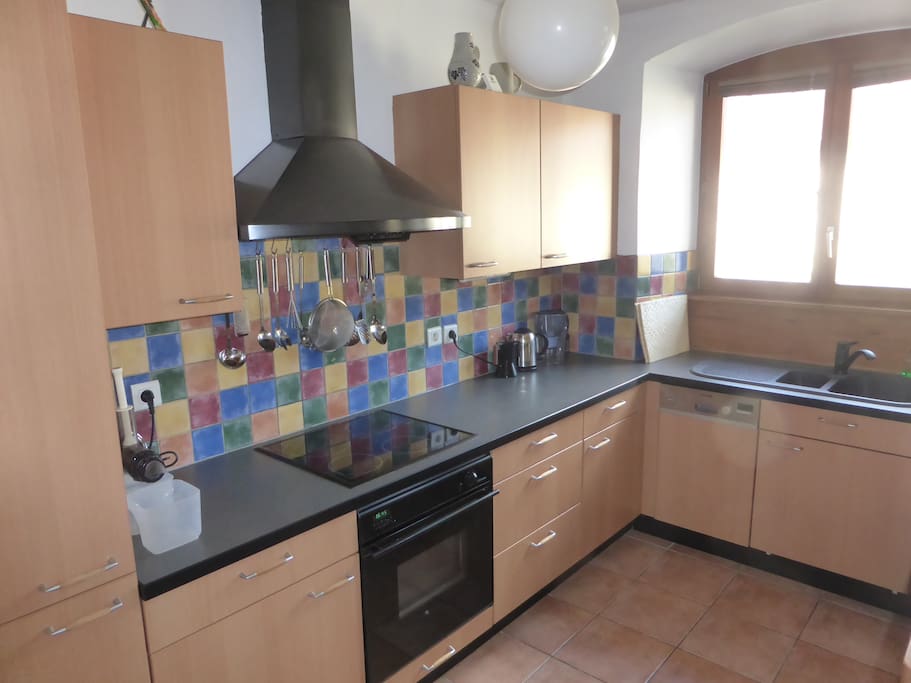 Cuisine fonctionnelle aux tons chauds