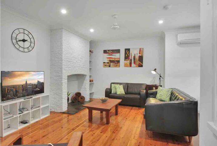 Spacious 4 Bedroom House – Walk to Southbank gallery image 3