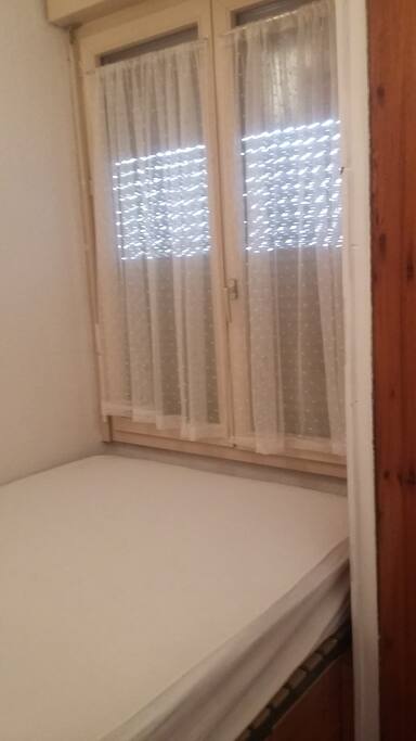 Chambre 1 lit 2places 1 placard de rangement