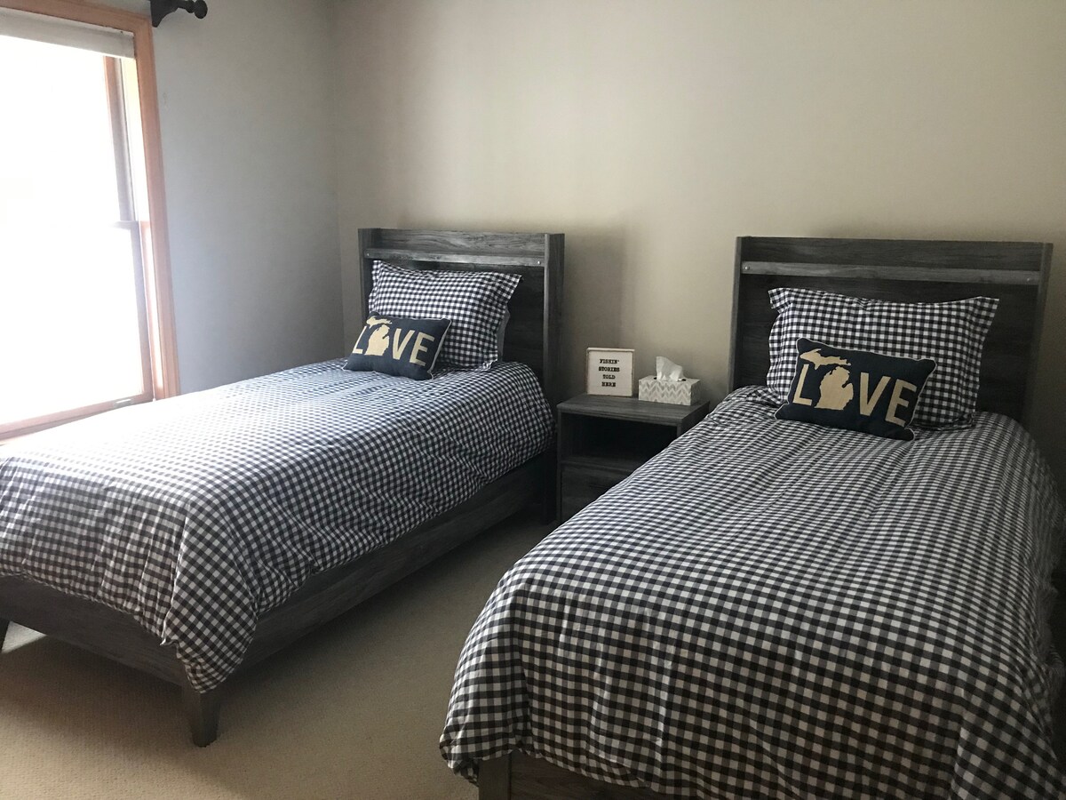 Dy krevate tek me një dollap plot me lodra dhe lojëra