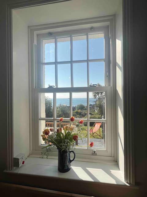Coastguards cottage, sea views, 3 mins from beach