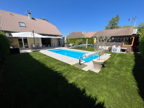 Entire house, pool, jacuzzi near Annecy