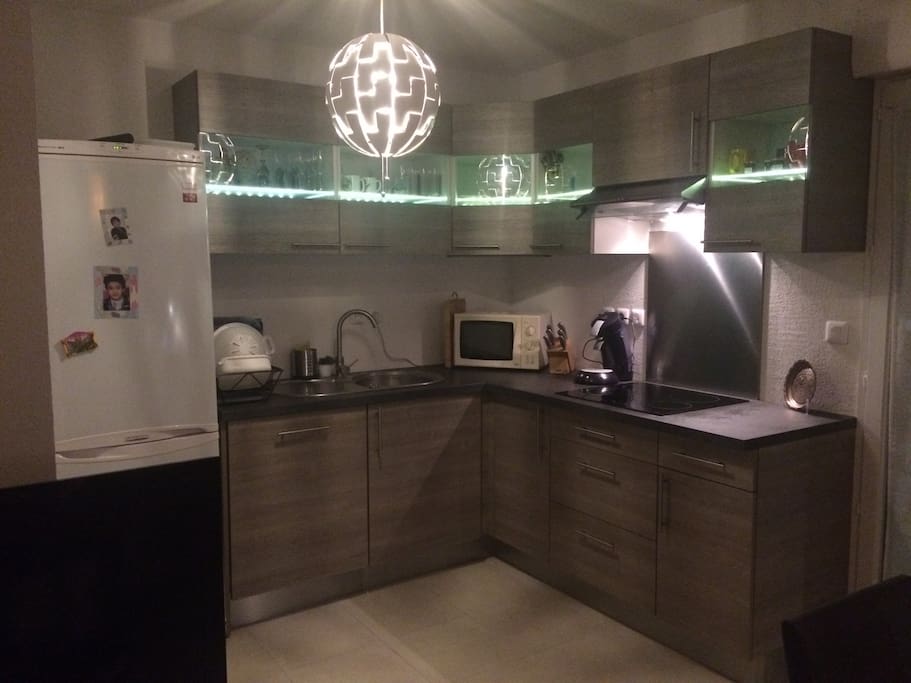 Cuisine équipée pratique et fonctionnelle ouverte complètement sur le salon