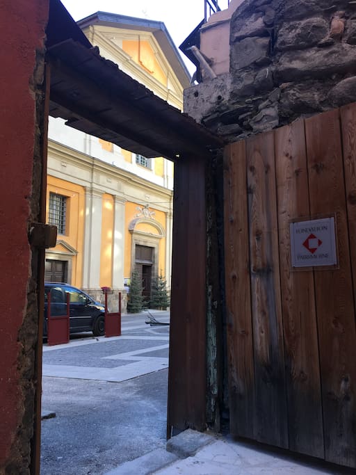 Flat entrance, in front of the baroque church